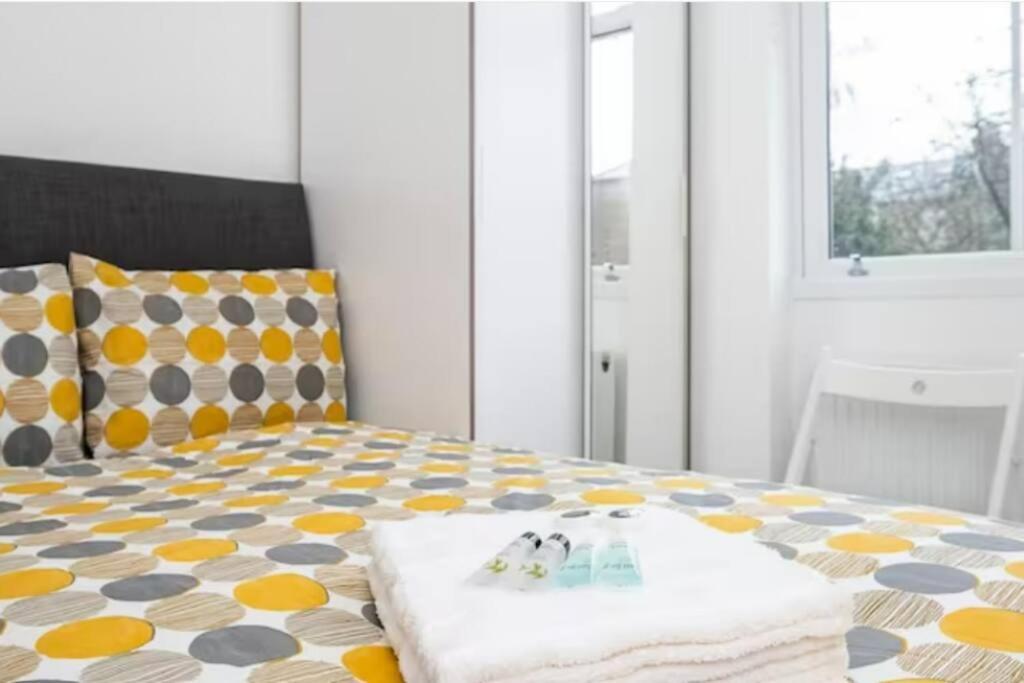 Boutique Modern Hotel Room For Two Near Tube And Bus Stations Лондон Экстерьер фото