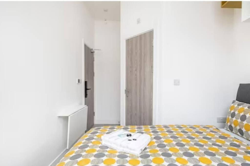 Boutique Modern Hotel Room For Two Near Tube And Bus Stations Лондон Экстерьер фото
