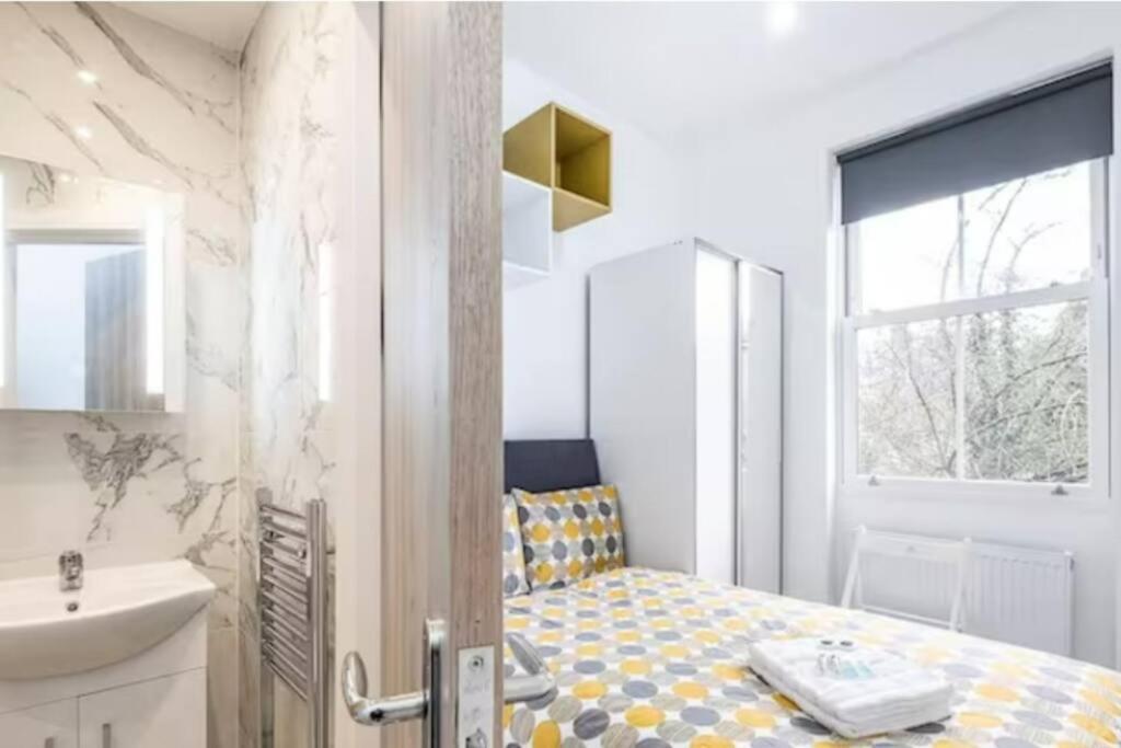 Boutique Modern Hotel Room For Two Near Tube And Bus Stations Лондон Экстерьер фото