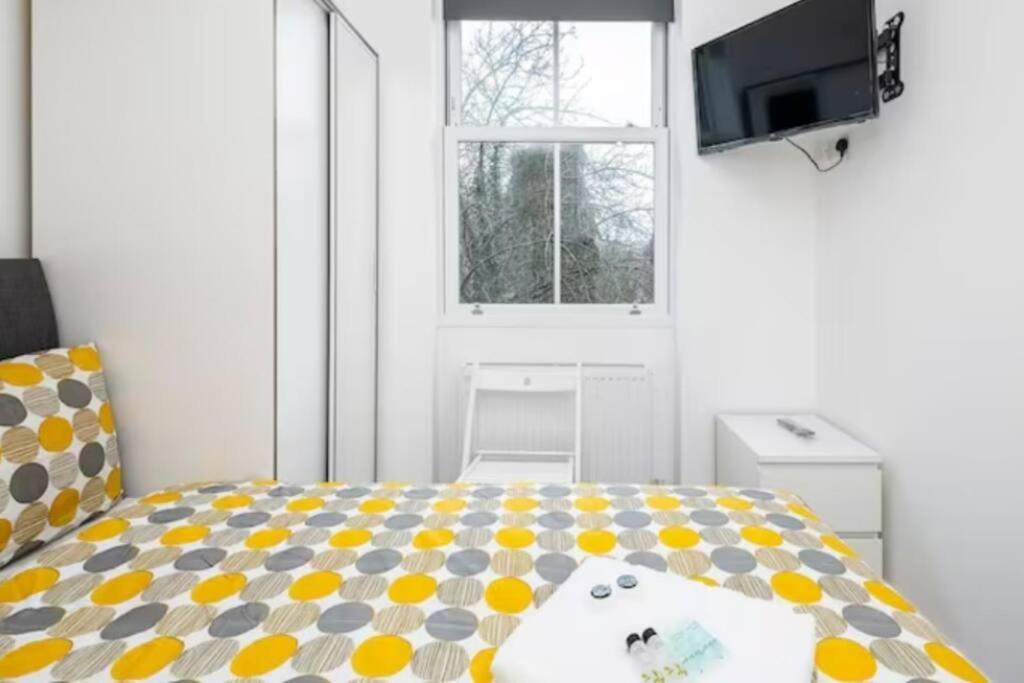 Boutique Modern Hotel Room For Two Near Tube And Bus Stations Лондон Экстерьер фото